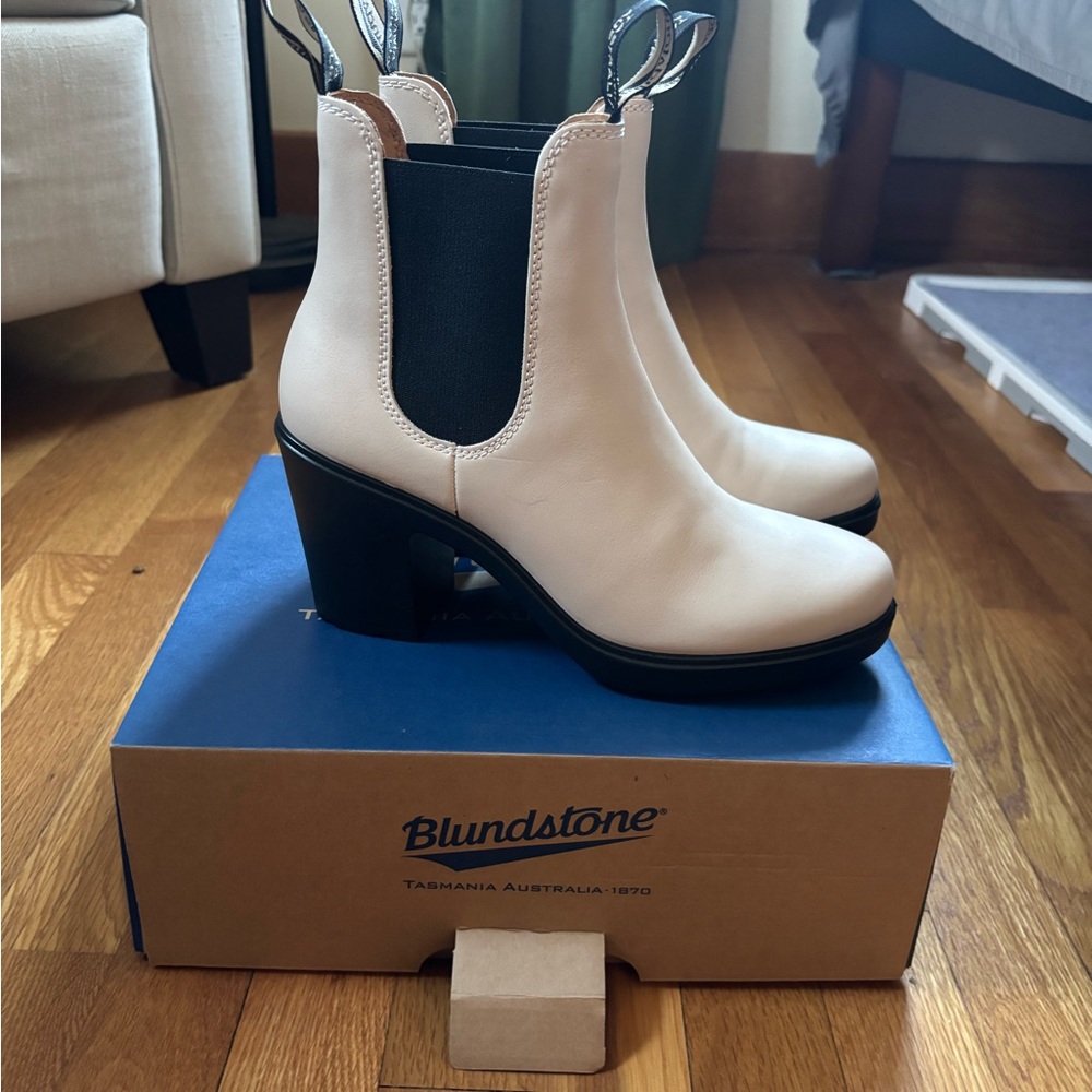 Blundstone Cream Chelsea Heeled Boots with Black Elastic